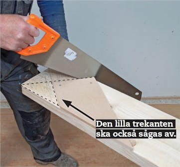 Bygga trappa: Såga längs strecken från hörnen av sidobiten Bygga trappa: Såga längs strecken från hörnen av sidobiten